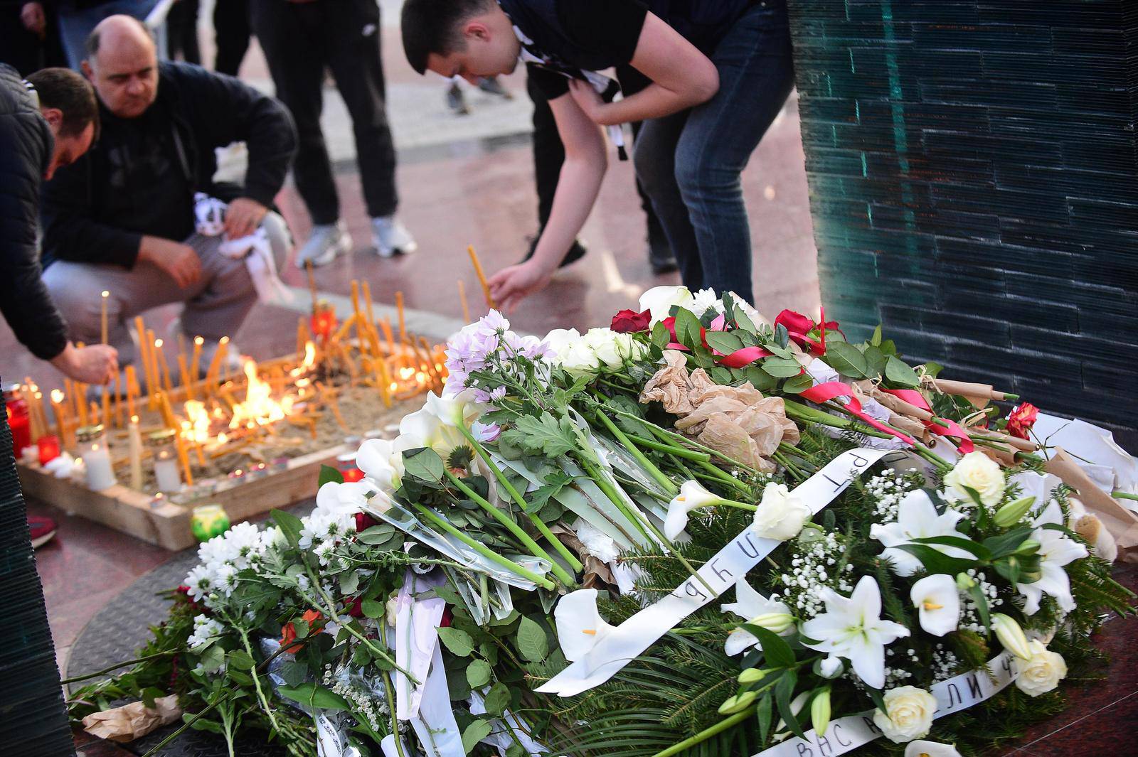 Beograd: Navijači Partizana ispred Štark Arene odaju počast ubijenima u masakru
