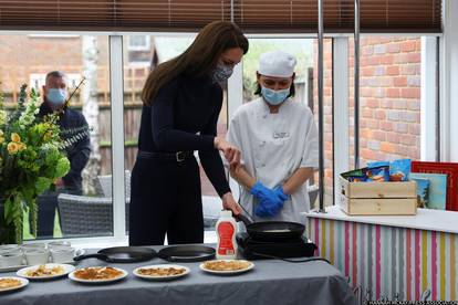 Kate Middleton pekla palačinke umirovljenicima, zalijepile se za tavu, smjesa letjela posvuda