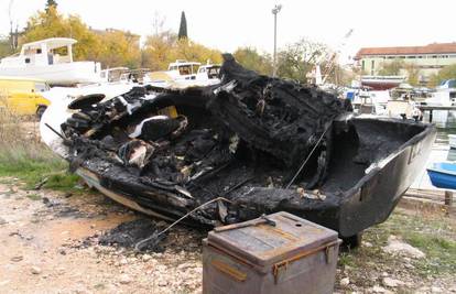 Šibenik: U požaru u lučici izgorjele su četiri brodice