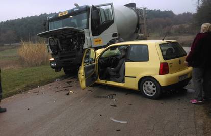 Kod Poreča se sudarili auto i kamion, ozlijeđeno dvoje ljudi