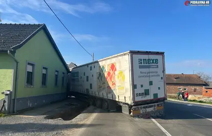 Kamion se sudario s BMW-om pa udario u kuću: 'Udarac je bio baš jak. Čulo se struganje...'