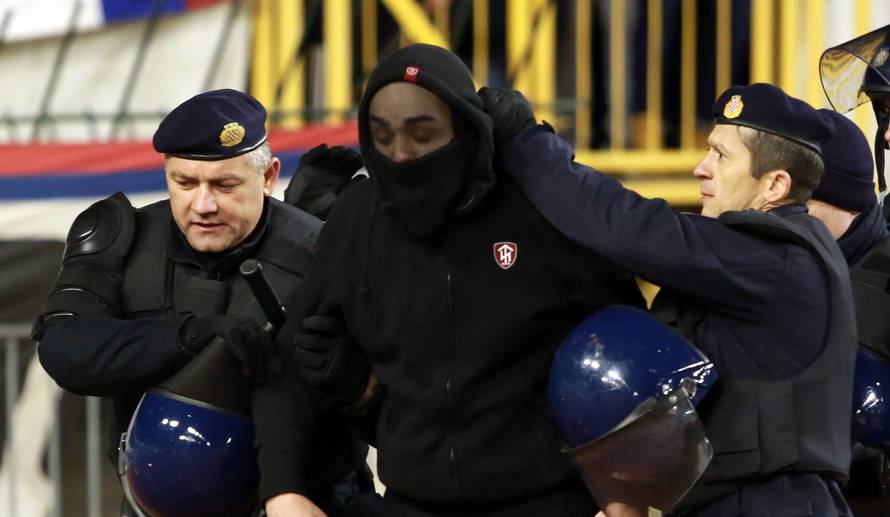 Huligan koji je uletio sa šipkom u teren dobio 15 dana pritvora!