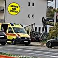 Stra&scaron;na nesre&cacute;a u Jaski! Autom razbio stanicu za bus. Imamo prve fotke. Dvoje je u bolnici