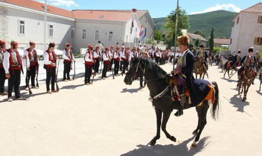 Alkarski konji pobjegli iz štale pa su 'prođirali' po centru Sinja