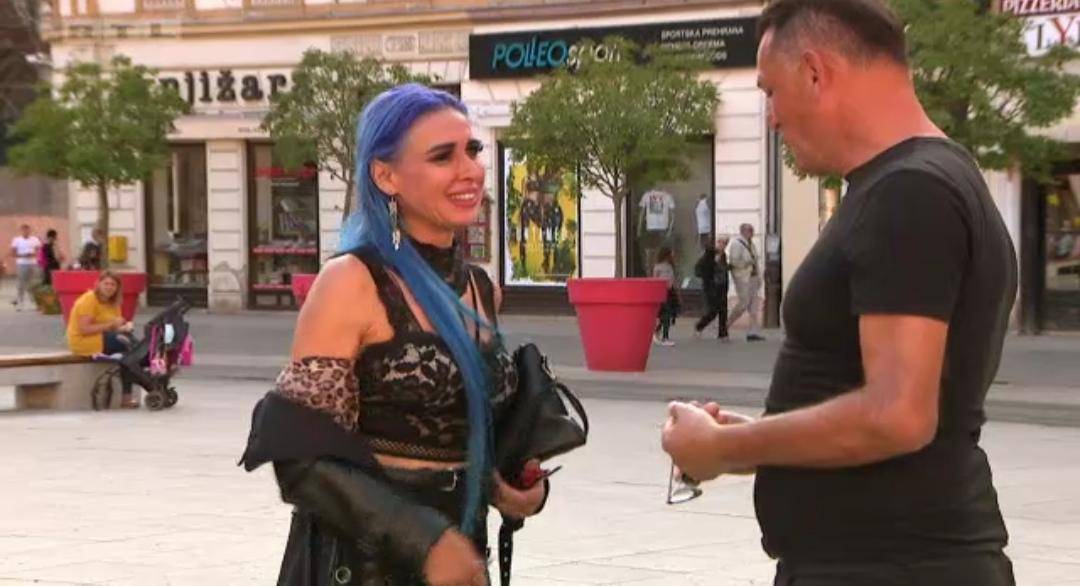 Olja šokirala Dragana: Nasred trga skinula se u seksi odjeću s remenjem, pa izvadila pištolj