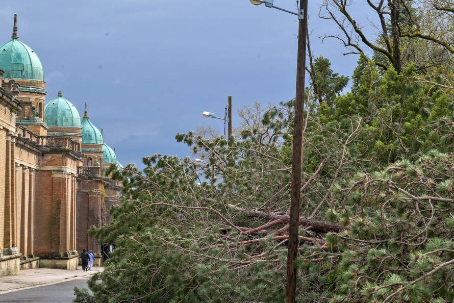 Zagreb: U nevremenu teško  oštećeno gradsko groblje Mirogoj