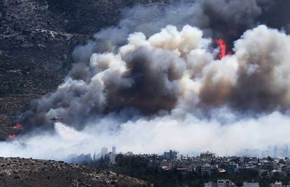 Atenom bukti veliki požar: I građani ga pokušavaju ugasiti
