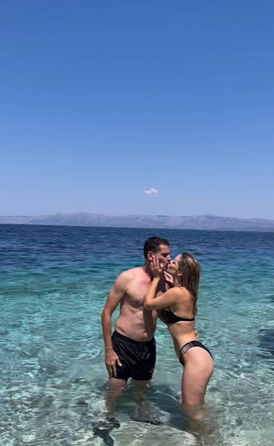 Fani Stipković bodrila je Vatrene u društvu zaručnika Fernanda: 'Uz Hrvatsku sa svim srcem!'