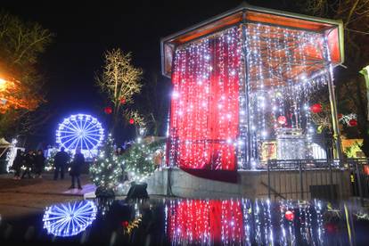 FOTO Advent u Karlovcu nikad nije bio sjajniji - panoramski kotač je pravi hit!