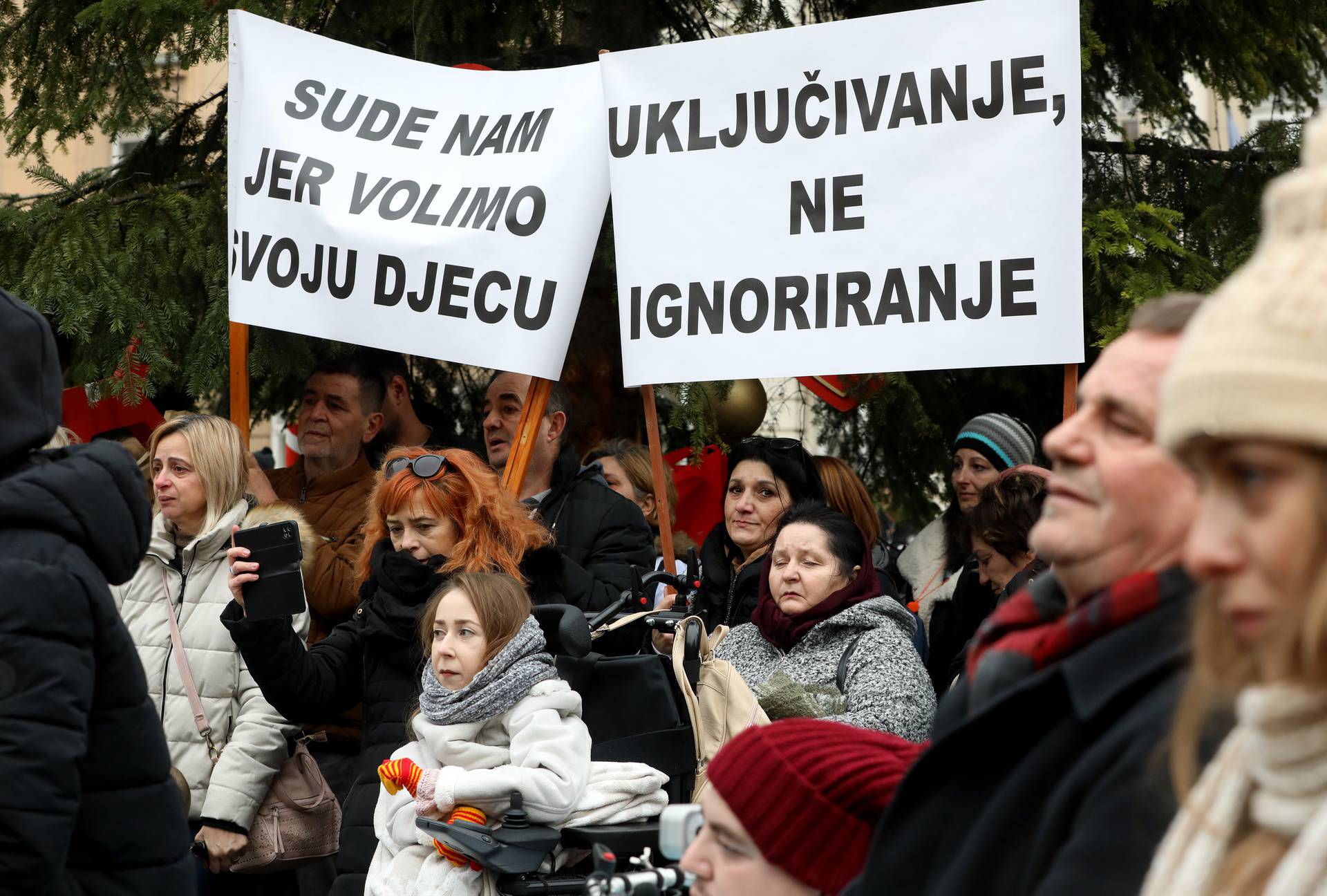 Zagreb: Prosvjed na Markovom trgu Udruge obitelji djece s teškoćama u razvoju "Sjena"