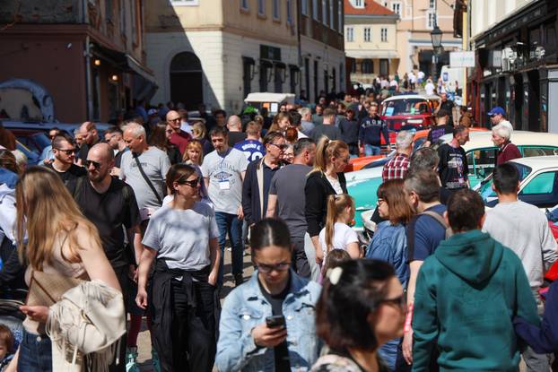 Zagreb: Na Europskom trgu održana je izložba oldtimera