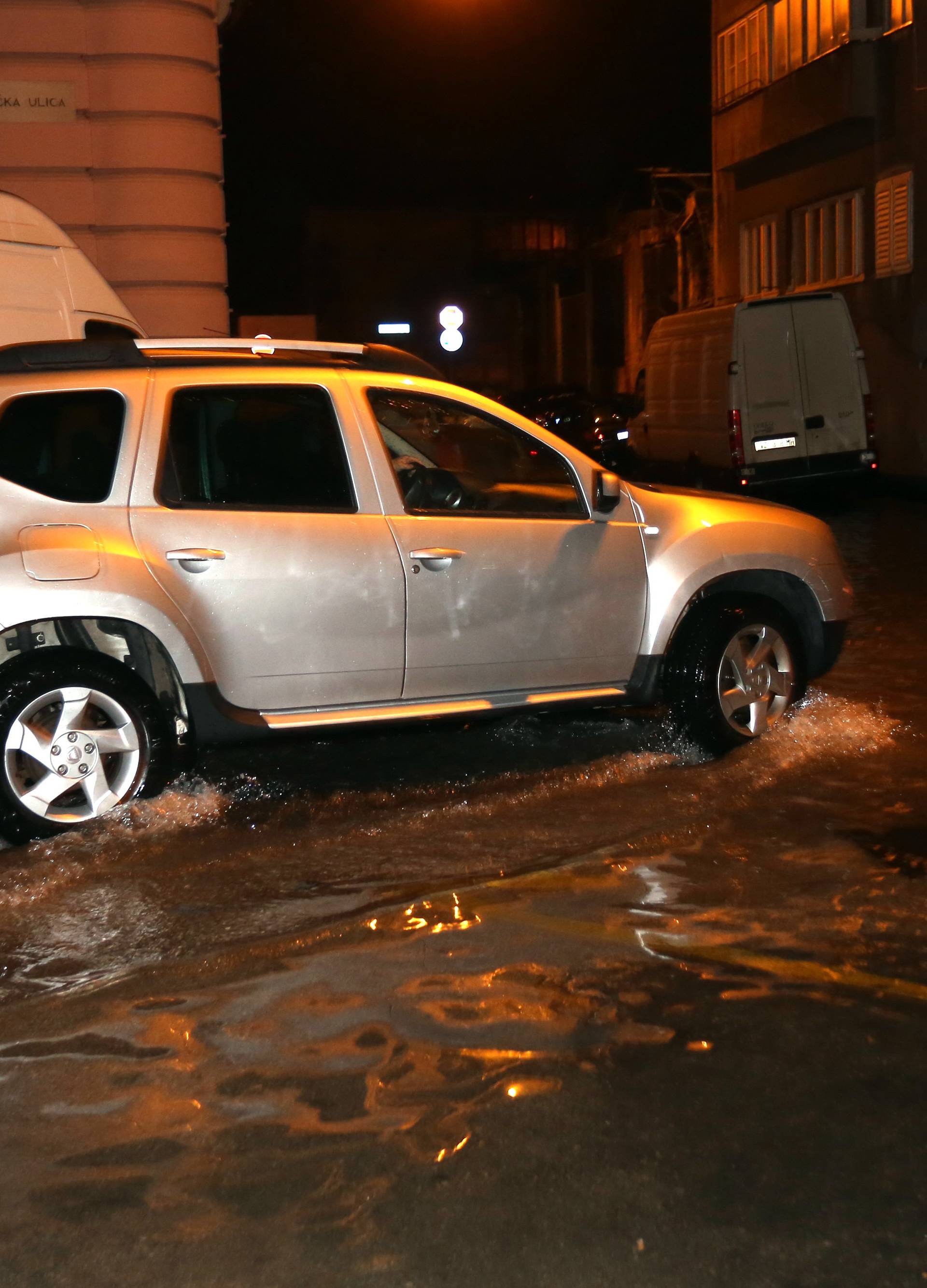 Rijeka: Jako jugo podignulo je razinu mora te su poplavljene ulice na gradskoj trÅ¾nici i riva