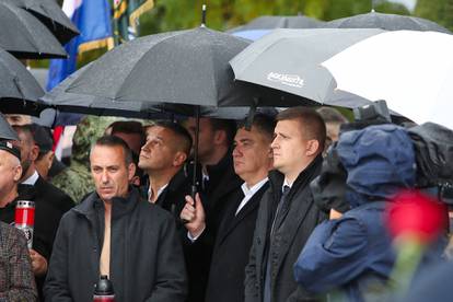 FOTO Kiša lije u Škabrnji, susreli se Milanović i Butković,  u Koloni sjećanja i bračni par Pevec...