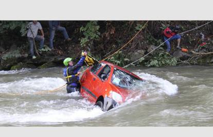 Učila voziti i auto odvezla u rijeku, spašavali je vatrogasci