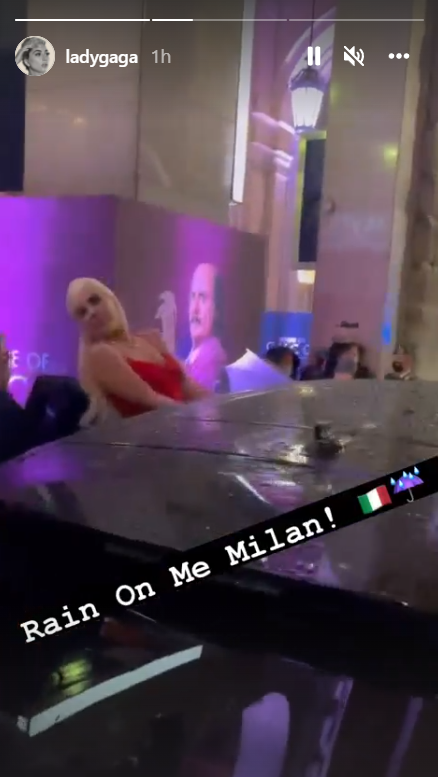 Lady GaGa 'visjela' iz limuzine na  premijeri 'Dinastije Gucci' u Milanu, nije je omeo ni pljusak