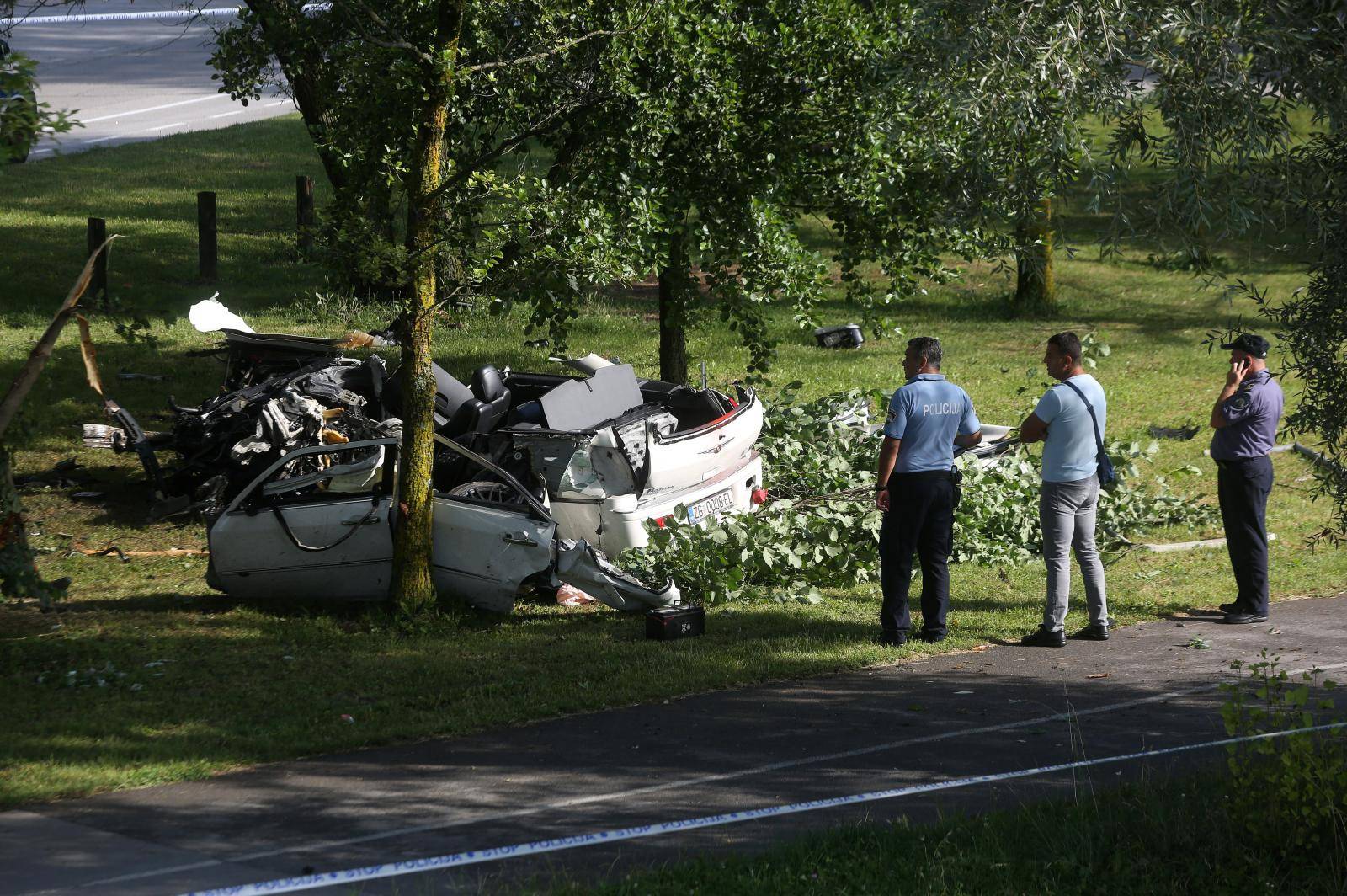 Zagreb: Na Jarunuskom jezeru automobilom se zaletio u stup i poginuo
