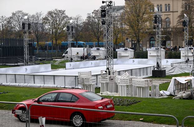 Zagreb: Priprema se ledeni park na Zrinjevcu i postavljaju se adventske kućice