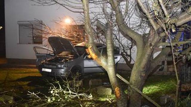 Pijani tinejdžer izletio s ceste u Međimurju, 'preorao' im pola dvorišta autom i udario u kuću