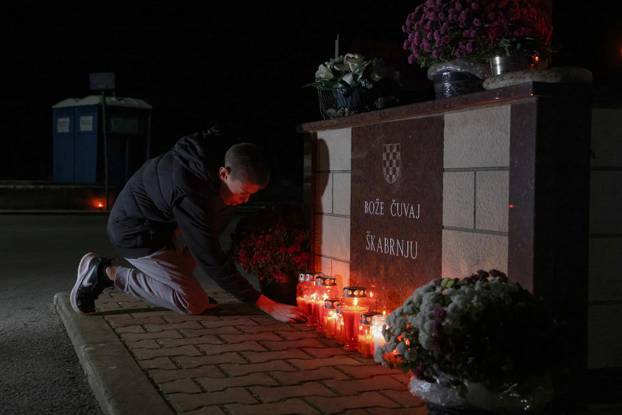 Škabrnja: Odavanje počasti poginulima paljenjem svijeća u Ulici 18. studenog 1991