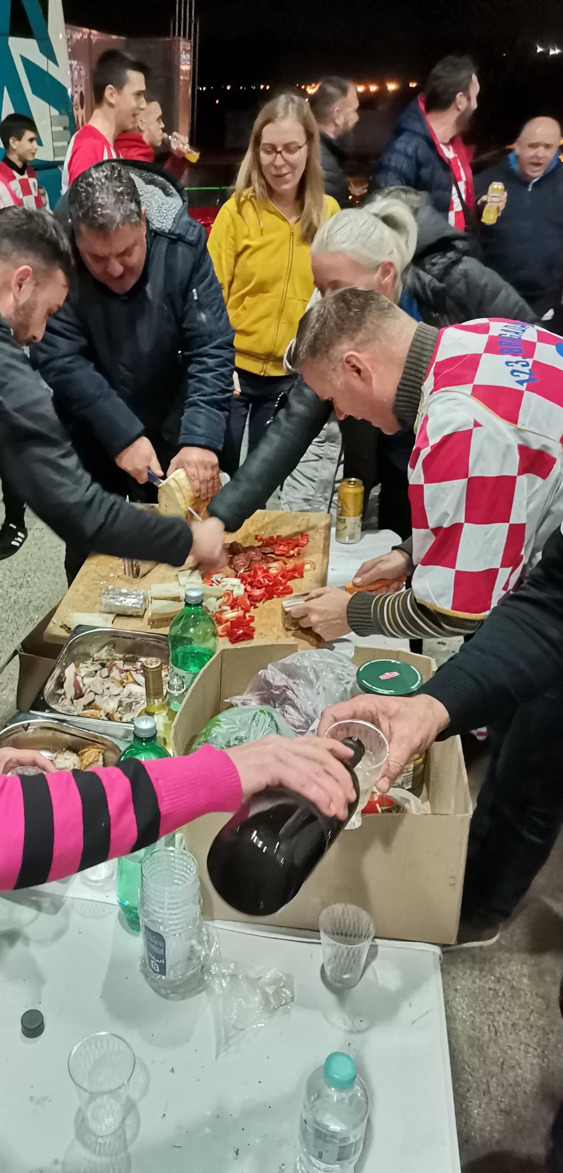 VIDEO Požežani častili navijače na Dalmatini! 'Rekli su: Bacite sendviče i dolazite na pečenku'