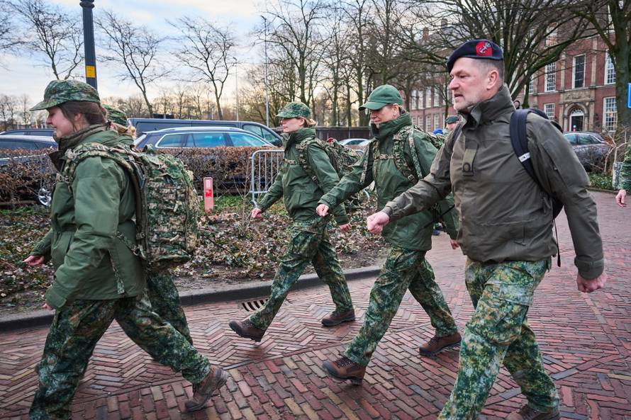 FOTO Kad u vojsku pođem... Niozemska kraljica uzela pušku u ruke  i krenula na vojnu obuku