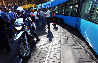 Zagreb: Tramvaj iskočio iz tračnica, nema ozlijeđenih