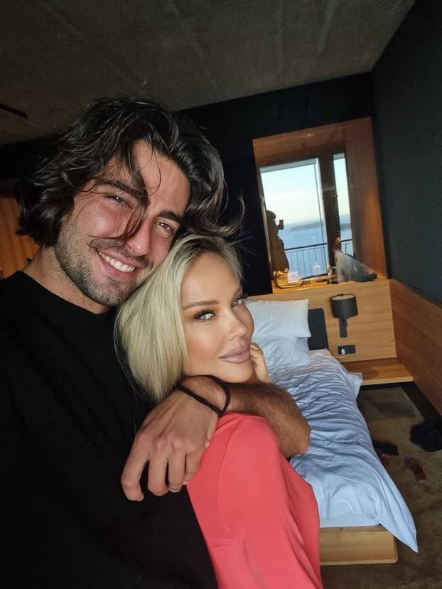 FOTO Brčkanje u bazenu, u ruci šampanjac! Maja objavila fotke iz Dubaija, s njome je i Šime...