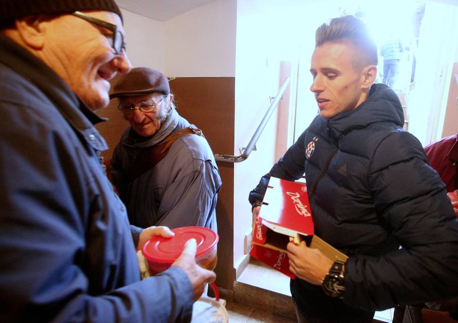 Zagreb: NogometaÅ¡i Dinama podjelili poklone i tople obroke korisnicima puÄke kuhinje