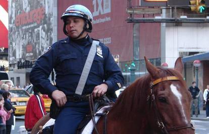 Konj zbacio policajca i sam otkasao u svoju konjušnicu