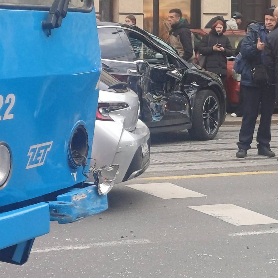 Tramvaj iskočio iz tračnica u centru Zagreba nakon sudara! Kolaps prometa prema istoku