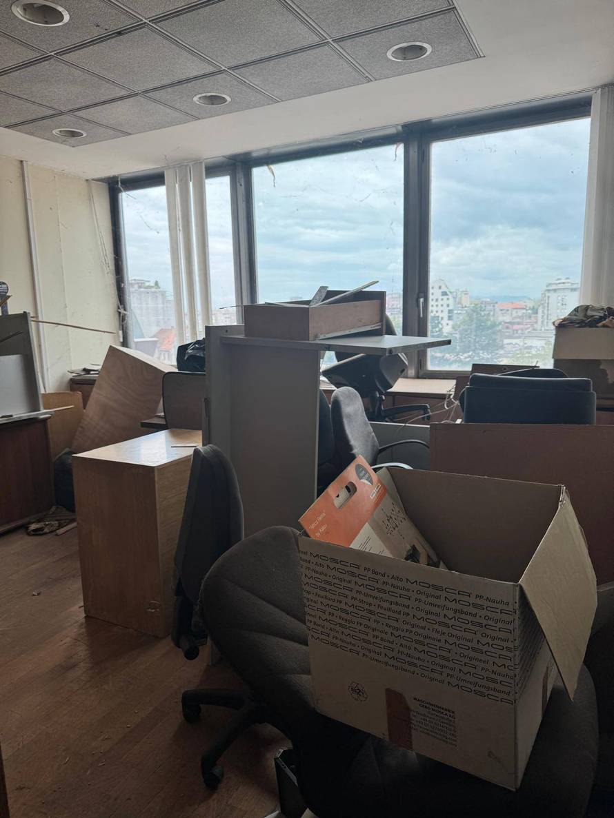 FOTO Selak Raspudić nedavno snimila unutrašnjost Vjesnika. Smeće svuda: 'Neka ljudi vide'