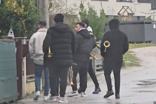 Policija u zagreba&ccaron;kom naselju zbog truba&ccaron;a: 'Ulaze u dvori&scaron;ta, ljudi su se prepali! I to na Bo&zcaron;i&cacute;'