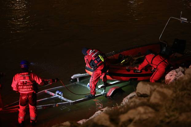 Zagreb: Zbog loših vremenskih uvjeta obustavljena potraga u rijeci Savi