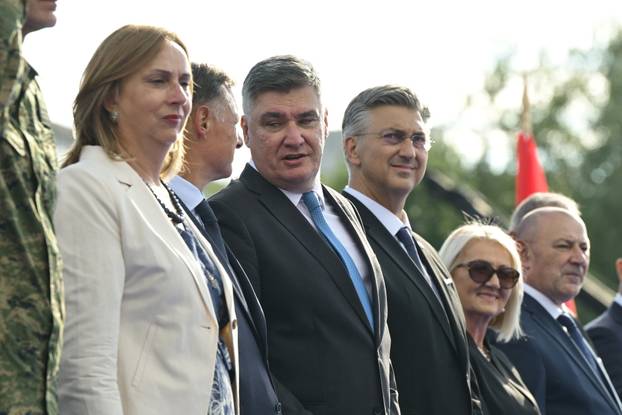 Zagreb: Uzvanici iz lože prate svečani vojni mimohod u povodu 30. obljetnice VRO Oluja