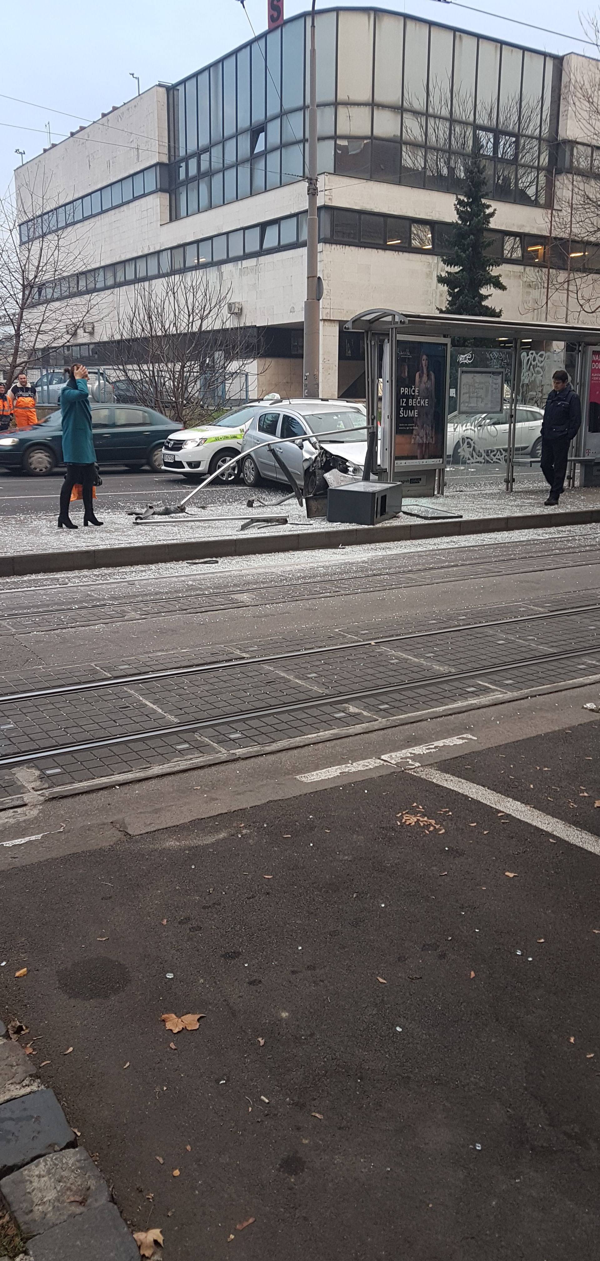 Prelazila cestu na crveno pa ju je udario auto i teško ozlijedio