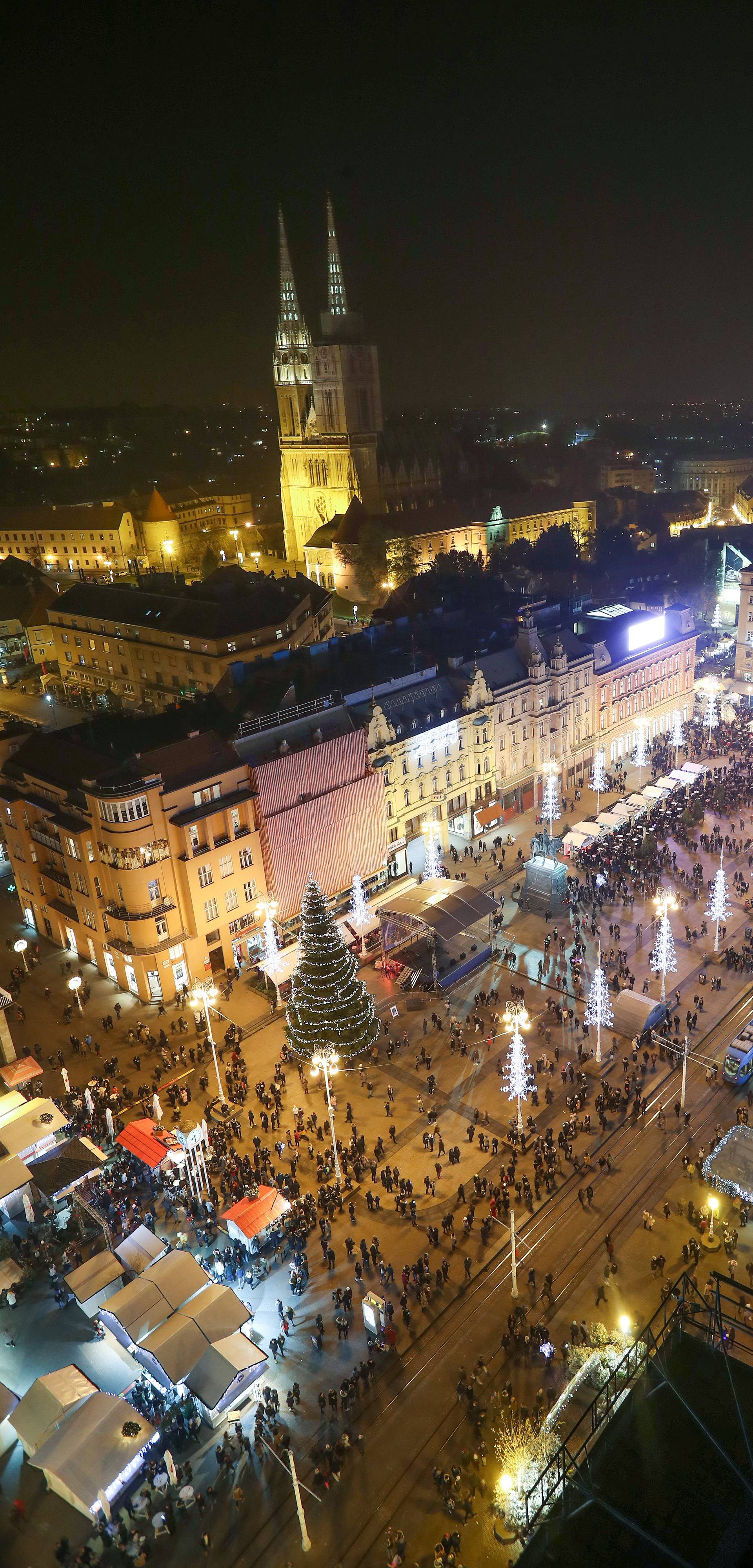 Počeo Advent u Zagrebu: Prva svijeća svijetli na glavnom trgu