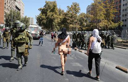 Gola šetala među vojnicima na prosvjedu nakon 'Dana žena'