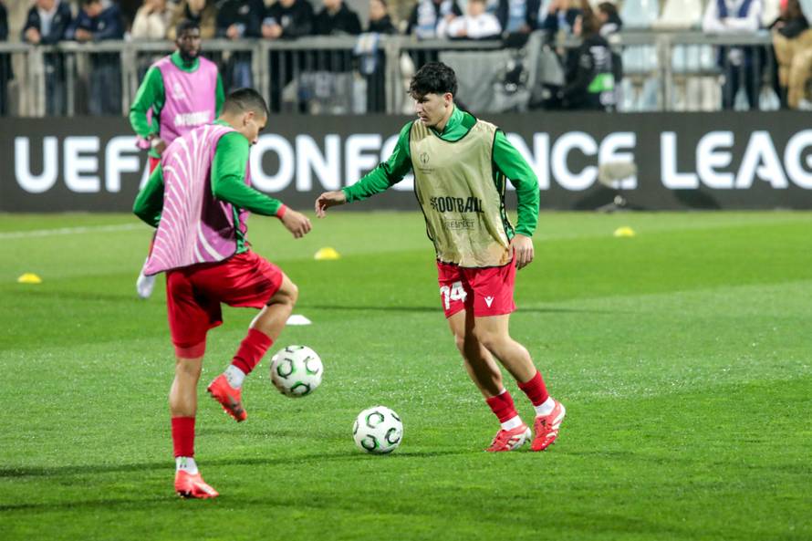 Zagrijavanje nogometaša uoči uzvratne utakmice Rijeke i Omonoije u doigravanju za osminu finala Konferencijske lige