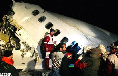 Srušio se putnički zrakoplov u Iranu, preživjelo 35 od 106 ljudi