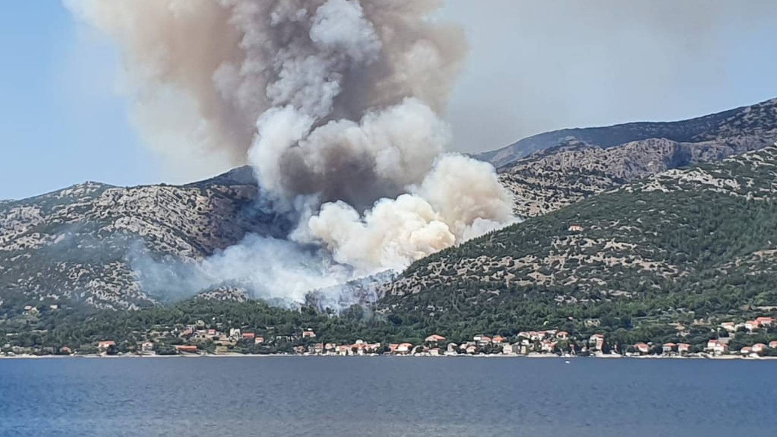 Gori na Pelješcu: Stigli kanaderi