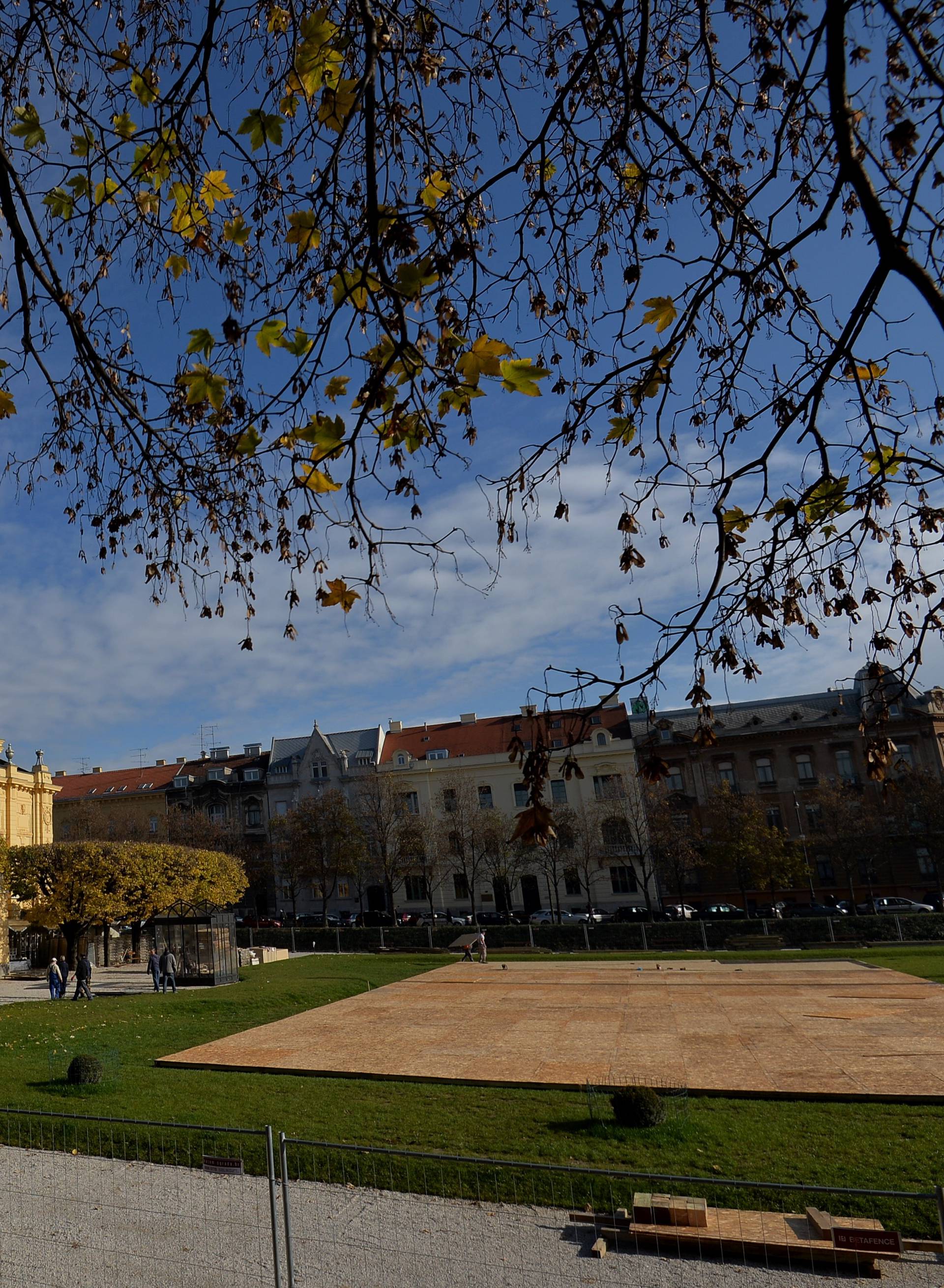 Božićna čarolija u Zagrebu: Na Tomislavcu podižu klizalište