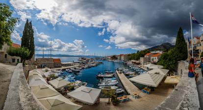 Zlatni rat bio je prepun turista na zadnji vikend u kolovozu