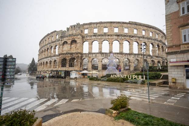 U Puli od ranog jutra pada gusti snijeg