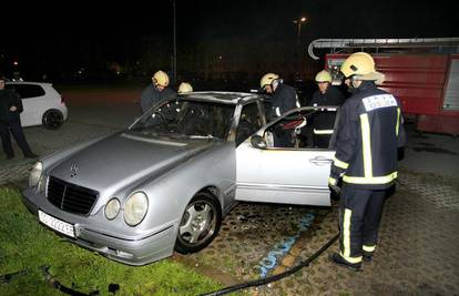 Osijek: Slastičaru razbili staklo i zapalili Mercedes