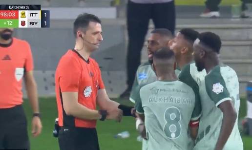 VIDEO Hrvatski sudac izazvao kaos u Arabiji: Igrači poludjeli nakon dosuđenog penala!