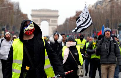 Opet neredi: Policija u Parizu suzavcem napala Žute prsluke
