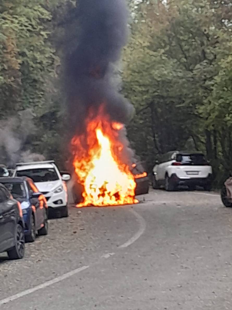 VIDEO Izgorio auto u Zagrebu, vatra zahvatila još dva: 'Tako je gorjelo da su se felge topile...'