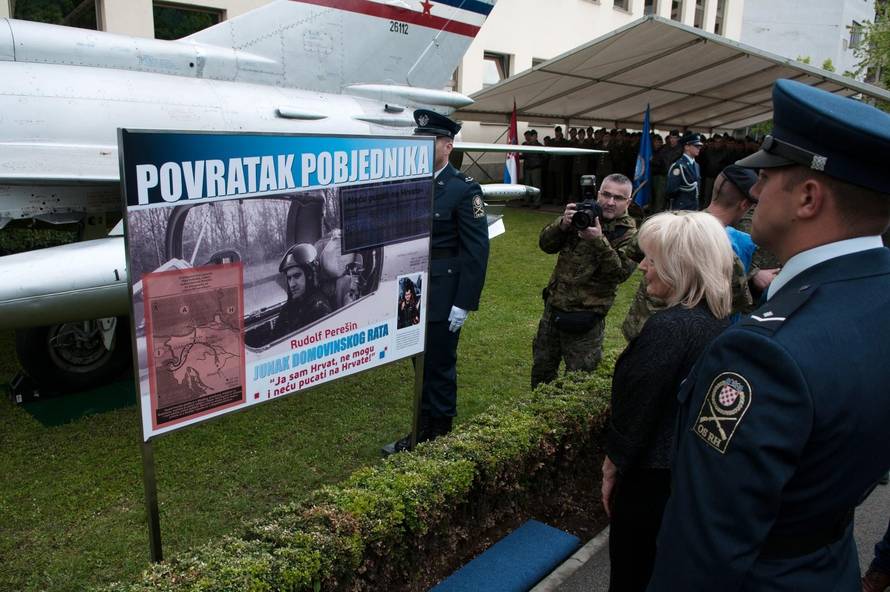 PereÅ¡inov avion koji je nakon 28 godina vraÄen u RH, izloÅ¾en ispred Ministarstva obrane