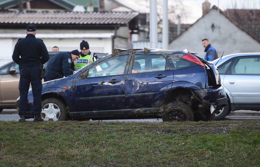 Muž ispuzao van kroz šiber, a ženu iz auta izvukli vatrogasci