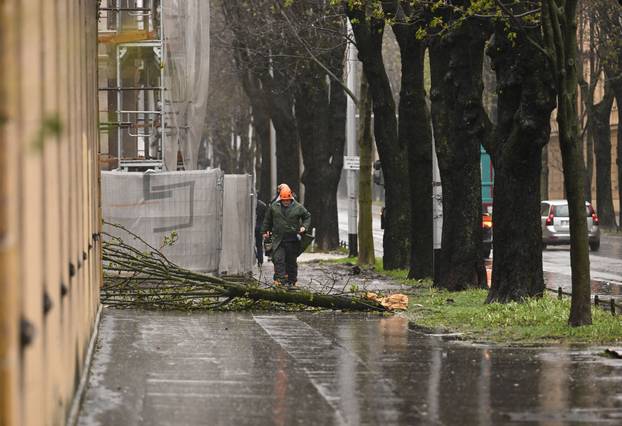 Zagreb: Olujni vjetar rušio bicikle i skele 